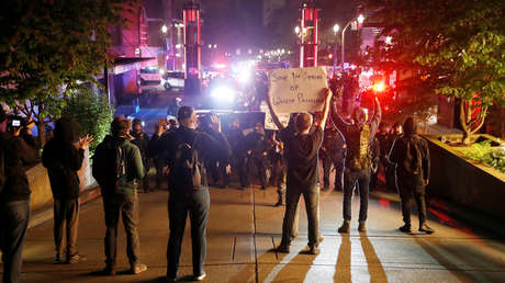 FOTOS, VIDEO: La Policía estadounidense desmantela una "zona autónoma" en Portland frente a la casa del alcalde