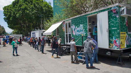 VIDEO: Un camión reparte comida entre la población vulnerable de Ciudad de México durante la pandemia de coronavirus