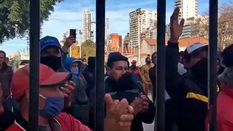 ¿Cuarentena de clase?: Cuidadores de caballos de un hipódromo de Buenos Aires denuncian que están "presos" en el predio por el coronavirus