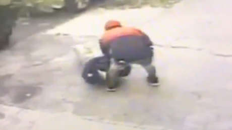 VIDEO: Un ladrón arrastra por el suelo a un octogenario durante un robo en EE.UU.