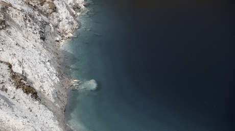 Reino Unido: Cubren de estiércol el entorno de una atractiva Laguna Azul para alejar a los turistas