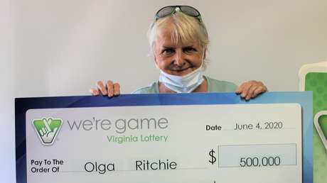 Va a la tienda por un dolor de cabeza, compra un billete de lotería y gana 500.000 dólares