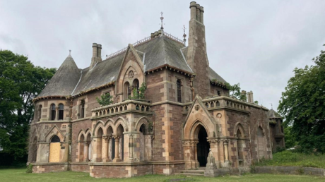 Subastan en Escocia una mansión gótica por una libra esterlina