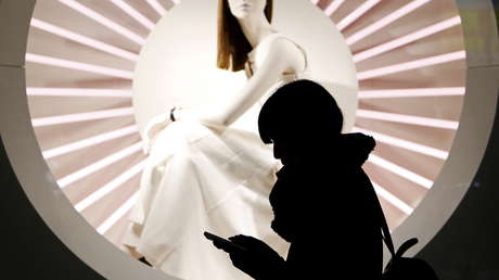 Una ciudad de Japón restringe el uso del celular mientras se camina por la calle