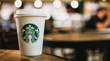 Recaudan más de 21.000 dólares para un barista de Starbucks que se negó a atender a una clienta sin mascarilla