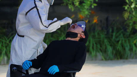 Investigadores sugieren que hacer gárgaras con agua salada podría aliviar los síntomas leves del covid-19