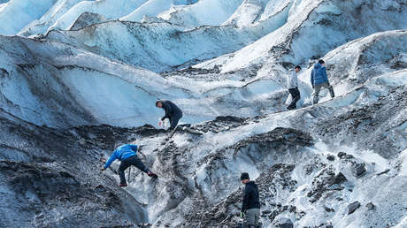 Hallan en una glaciar en Alaska escombros de un avión estrellado en 1952 y restos de los pasajeros