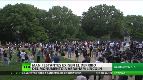 Manifestantes exigen el derribo de un monumento a Abraham Lincoln en Washington por ser "racista"