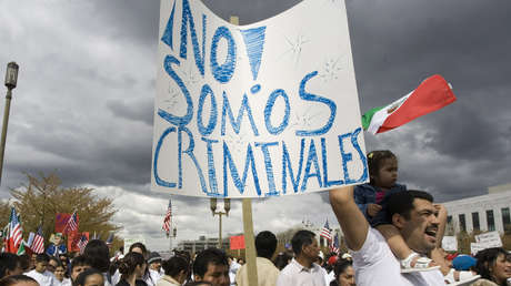 EE.UU.: Una pareja impide que un latinoamericano ingrese a su propio edificio y lo tilda de "delincuente" (VIDEO)