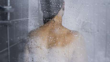 "Como si me quemara": una mujer alérgica al agua toma analgésicos antes de ducharse y solo bebe media taza de una vez