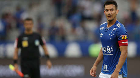 El futbolista brasileño Henrique sale ileso tras caer con su coche por un barranco desde 200 metros de altura