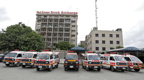 VIDEOS: Momento en que un grupo armado ataca la sede de la Bolsa de Pakistán