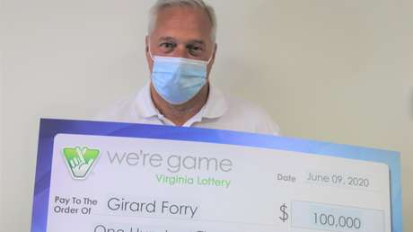 Va a la tienda por 'hot dogs' y compra el boleto de lotería ganador del premio mayor