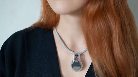 VIDEO: La NASA presenta un collar contra el covid-19 que evita que nos toquemos la cara con la mano