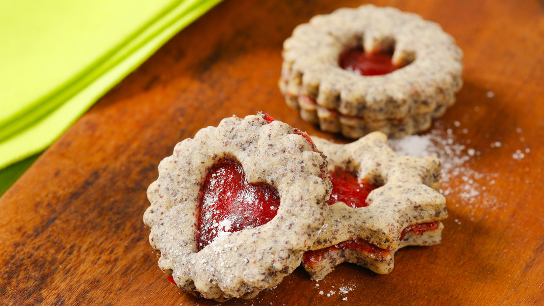 VIDEO: El hijo de una periodista interrumpe su reportaje en vivo desde su casa para pedir unas galletas