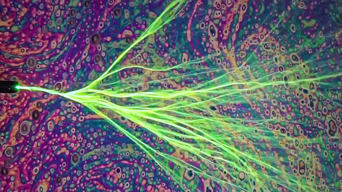 VIDEO: Científicos hacen que la luz 'fluya' como un río en un experimento innovador