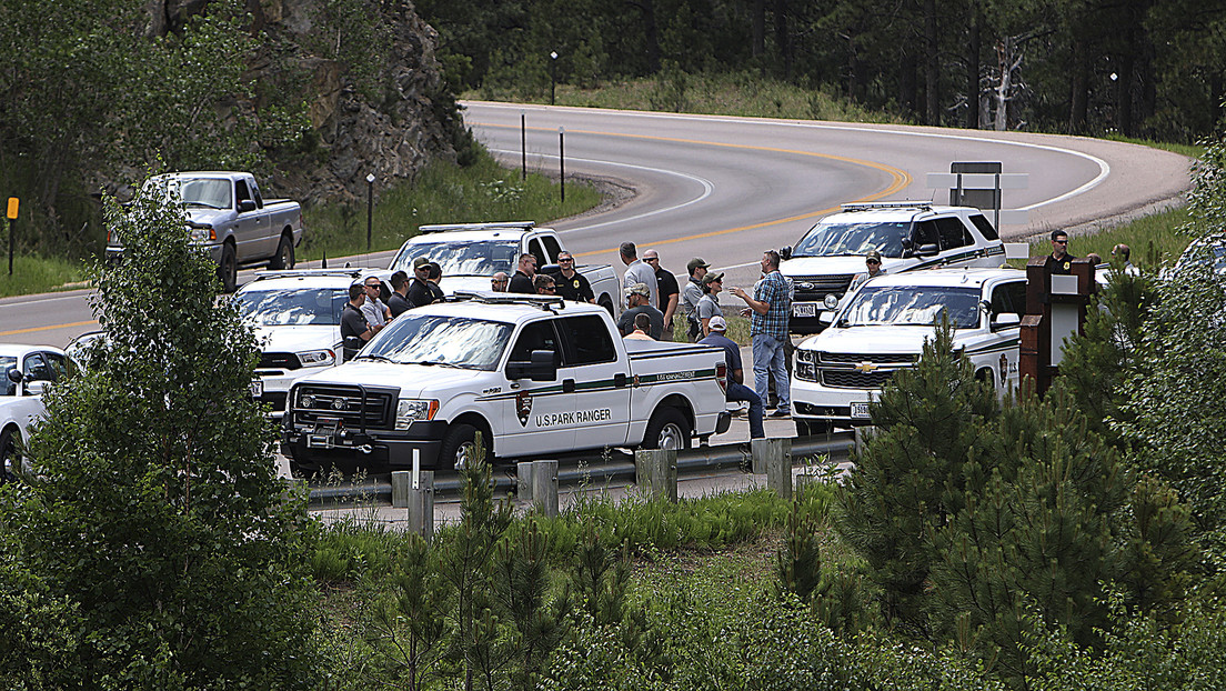 VIDEOS: Agentes se enfrentan a los manifestantes que bloquearon con vehículos el camino al icónico Monte Rushmore antes de un evento con Trump