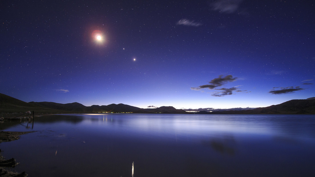 La luna llena formará un triángulo perfecto en el cielo con los dos planetas más grandes del sistema solar