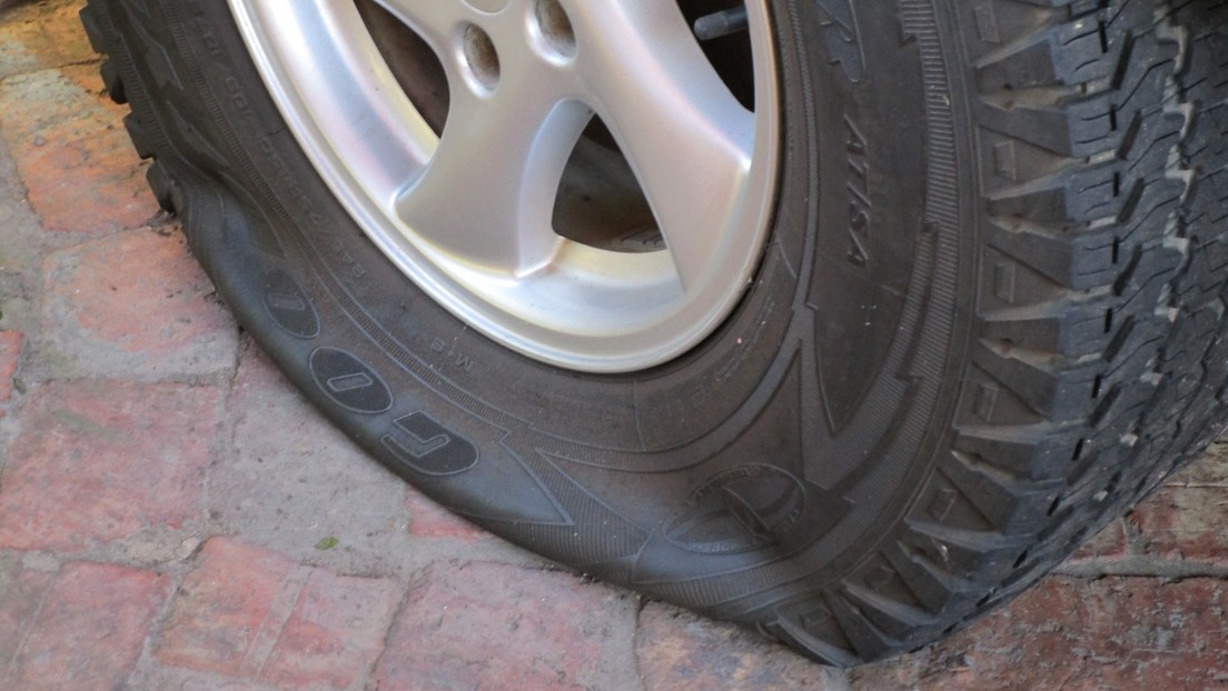 Detienen a un hombre que pinchó más de 1.000 neumáticos para encontrar pareja