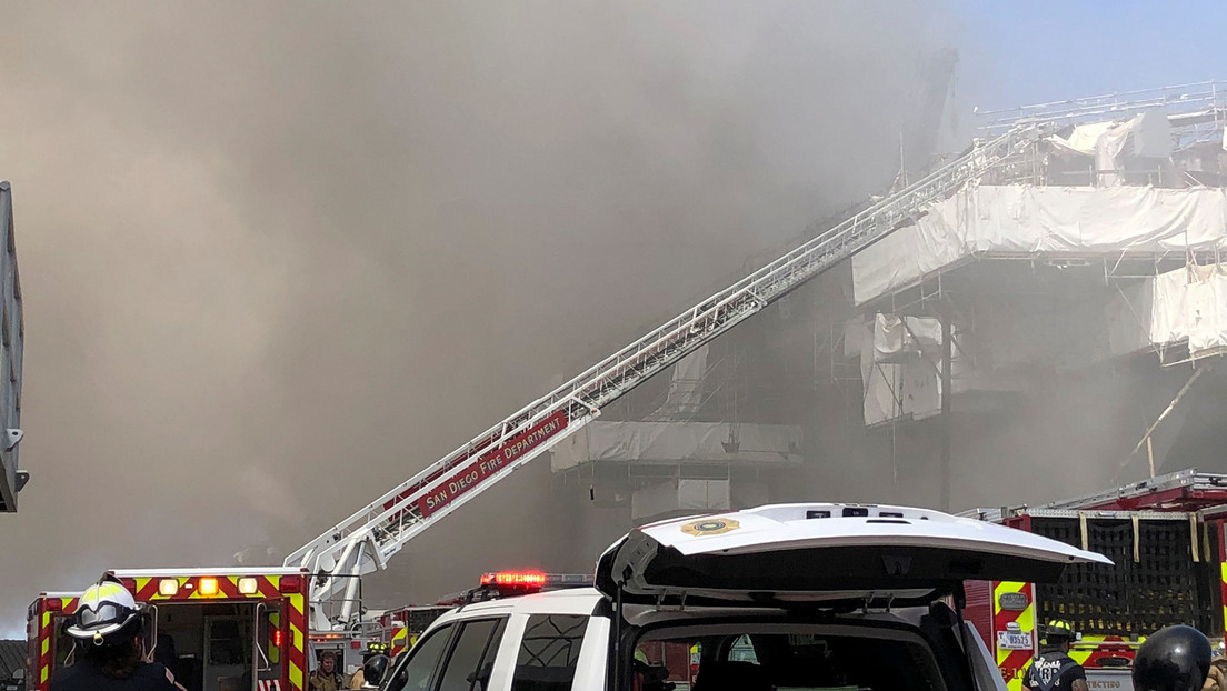 FOTOS, VIDEOS: Se produce una explosión a bordo de un barco de la Marina de EE.UU.