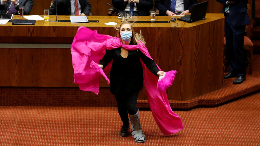 VIDEO: Una política chilena corre como Naruto en la Cámara de Diputados para celebrar la decisión sobre las pensiones