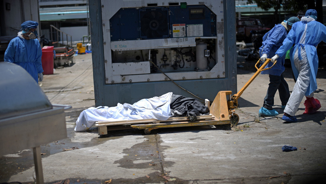 "Es doloroso no saber dónde está": El drama de los que aún buscan los cuerpos de sus parientes fallecidos durante la pandemia en Guayaquil