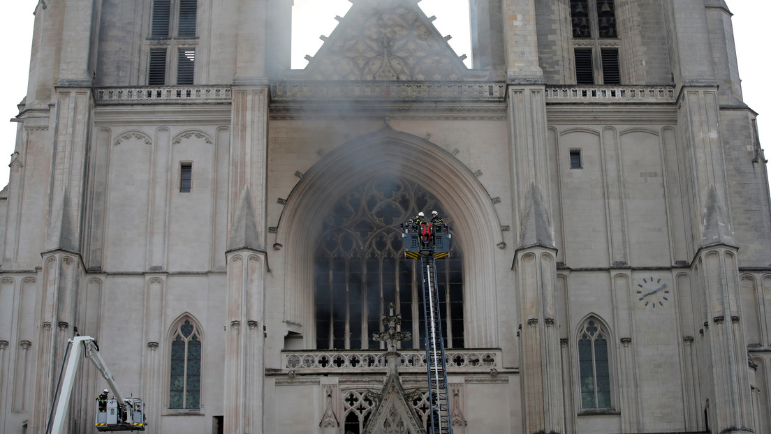 VIDEO: Se desata un incendio en la histórica catedral de Nantes, una de las iglesias góticas más grandes de Francia