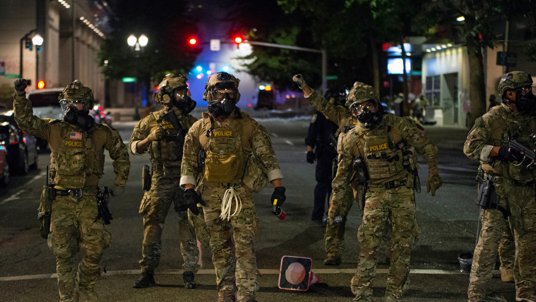 El alcalde de Portland denuncia a Trump por utilizar a agentes federales como "su ejército personal" tras una ola de detenciones extrajudiciales