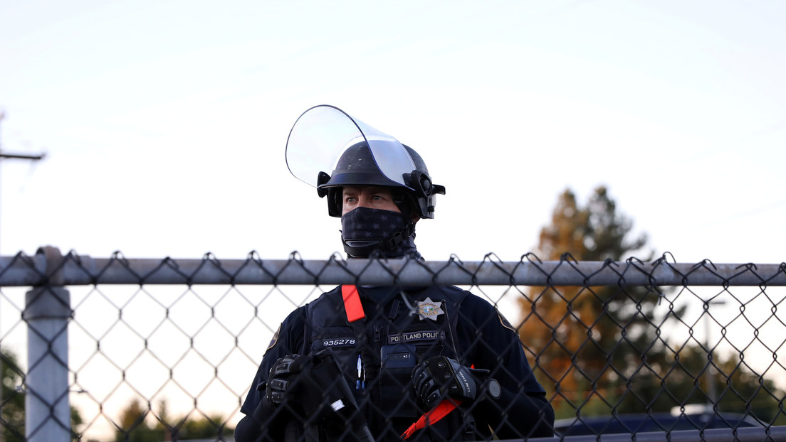 VIDEO: Un policía propina un fuerte puñetazo a una manifestante sacándole varios dientes  durante una protesta en Chicago