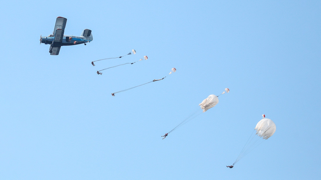 6.000 paracaídistas rusos inician unos ejercicios en coordinación con comandos Spetsnaz y aviones de ataque