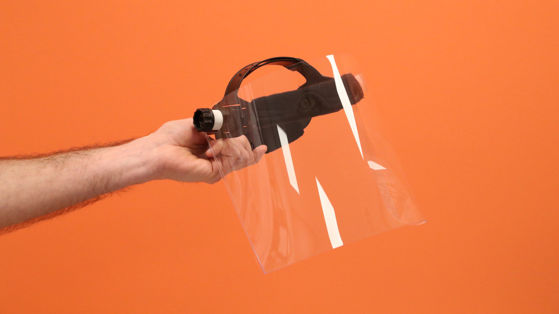 Detectan un brote de covid-19 entre personas que usaban protectores faciales en un hotel de Suiza