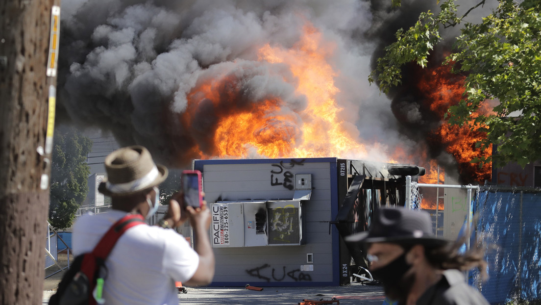 La Policía de Seattle declara una revuelta en medio de incendios, vandalismo y enfrentamientos con manifestantes