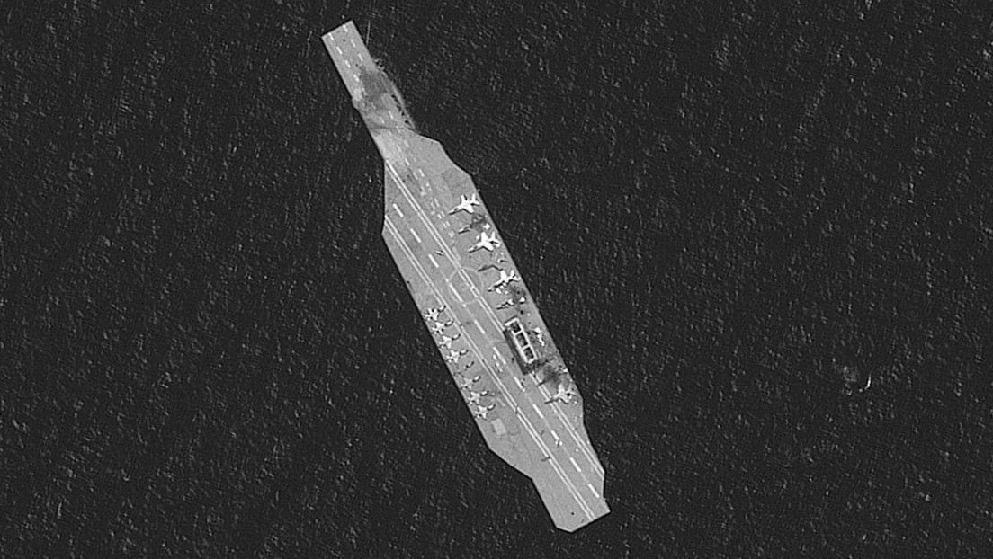 VIDEO: Irán dispara un misil y asalta una maqueta de un portaviones de EE.UU. durante unos ejercicios militares a gran escala