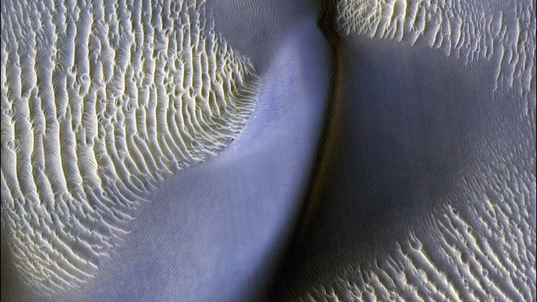 Detectan que las gigantes olas de arena en Marte están en movimiento