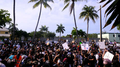 VIDEO: Policía le dispara una bala de goma en la cara a una manifestante durante protestas en EE.UU.