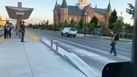 VIDEO: Manifestante de Black Lives Matter dispara contra un coche rodeado por la protesta y este de seguidas acelera a través de la multitud
