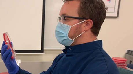 Este sencillo experimento demuestra la efectividad de las mascarillas para prevenir la propagación del coronavirus (FOTOS)