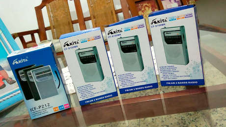 Una profesora de Perú entrega radios a niños para ser educados a distancia en la pandemia