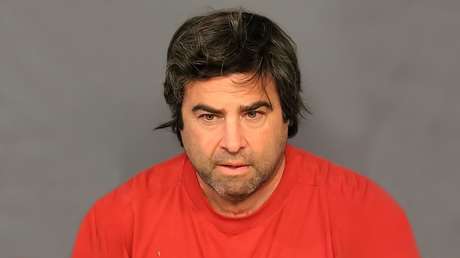 Un hombre acusado por el asesinato de su esposa podría enfrentar nuevos cargos por alquilar su piscina