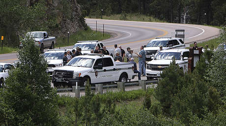 VIDEOS: Agentes se enfrentan a los manifestantes que bloquearon con vehículos el camino al icónico Monte Rushmore antes de un evento con Trump