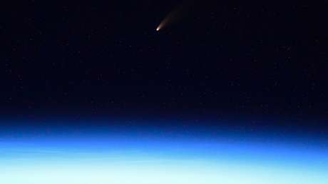FOTOS: Un cosmonauta ruso capta el cometa "más brillante de los últimos 7 años" cuando pasaba cerca de la Tierra