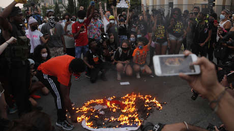 Manifestantes queman banderas estadounidenses cerca de la Casa Blanca (VIDEOS)