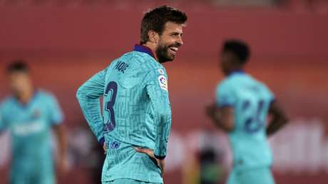 ¿Un recado para el Real Madrid? Piqué se burla del VAR con un polémico gesto tras la anulación de un gol a Messi (VIDEO)