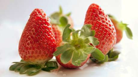 Hallan agujas en fresas y aguacates y chinchetas en el pan en un supermercado de Australia