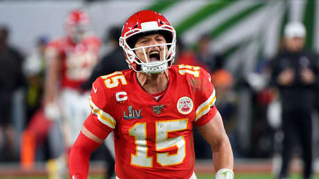 Una joven estrella del fútbol americano obtiene el mayor contrato de la historia del deporte