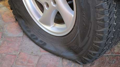 Detienen a un hombre que pinchó más de 1.000 neumáticos para encontrar pareja