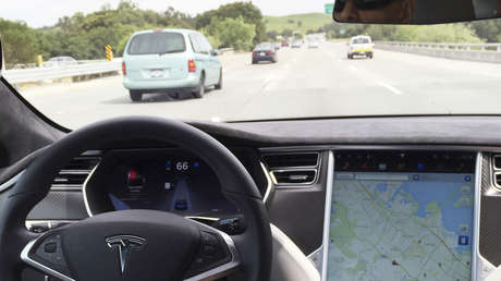 VIDEO: El conductor de un Tesla esquiva un neumático suelto y el piloto automático evita una tragedia