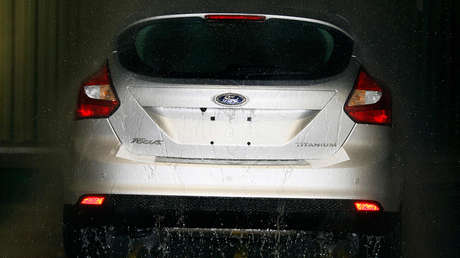 Multan a una mujer por conducir a más de 700 km/h con un sedán económico, pero no tenía la culpa