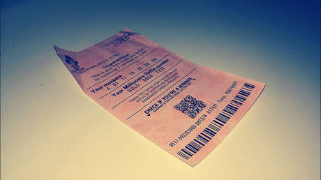 Presta una chaqueta a su amigo y olvida durante casi un año un billete de lotería en un bolsillo, premiado con 74.000 dólares