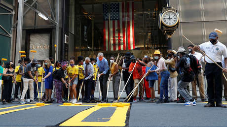 "Liberar la Quinta Avenida": Pintan un mural de 'Black Lives Matter' frente a la Torre Trump  en Nueva York (VIDEO)